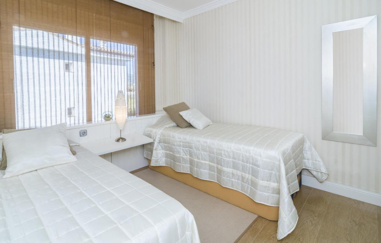 Hb - Comfortable Beachfront Holiday Apartment Estepona Exterior photo