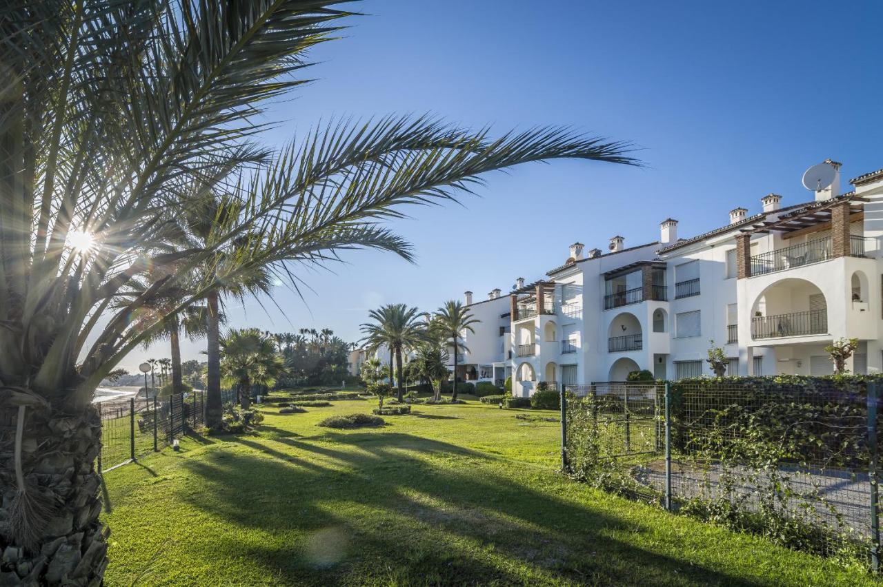 Hb - Comfortable Beachfront Holiday Apartment Estepona Exterior photo