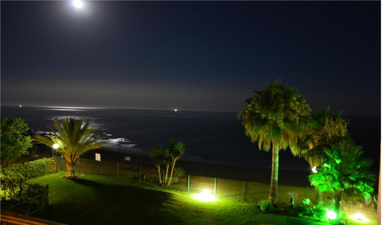 Hb - Comfortable Beachfront Holiday Apartment Estepona Exterior photo